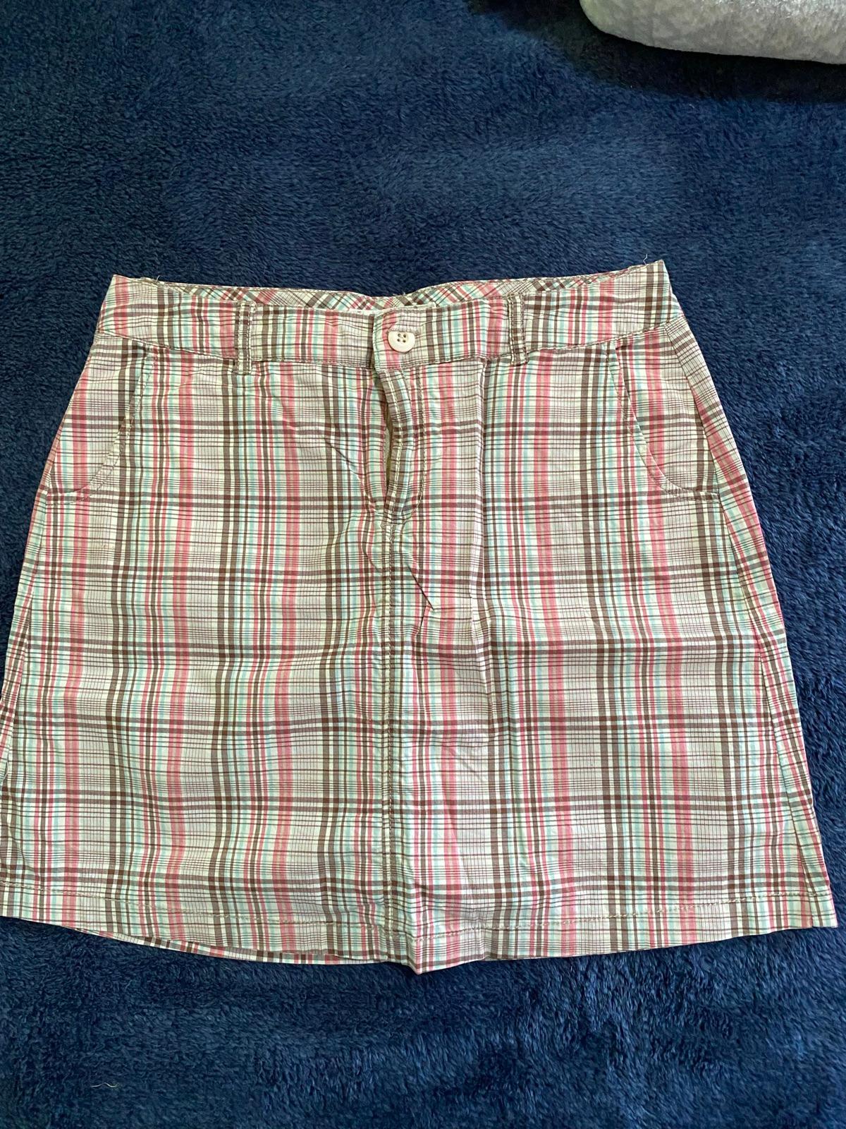 Falda short de colores en perfecto estado, talla mediana
