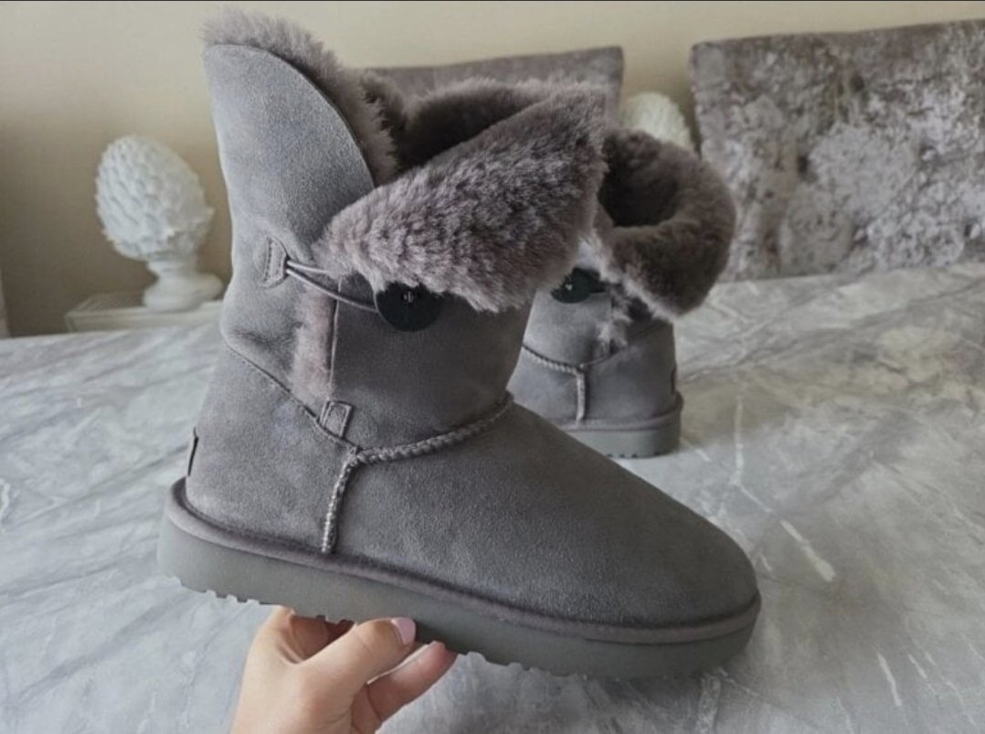 Botas UGG Cortas Color Gris Talla 24 (7US) - Buen Estado