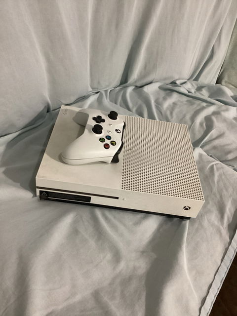 Consola Xbox One S con control incluido