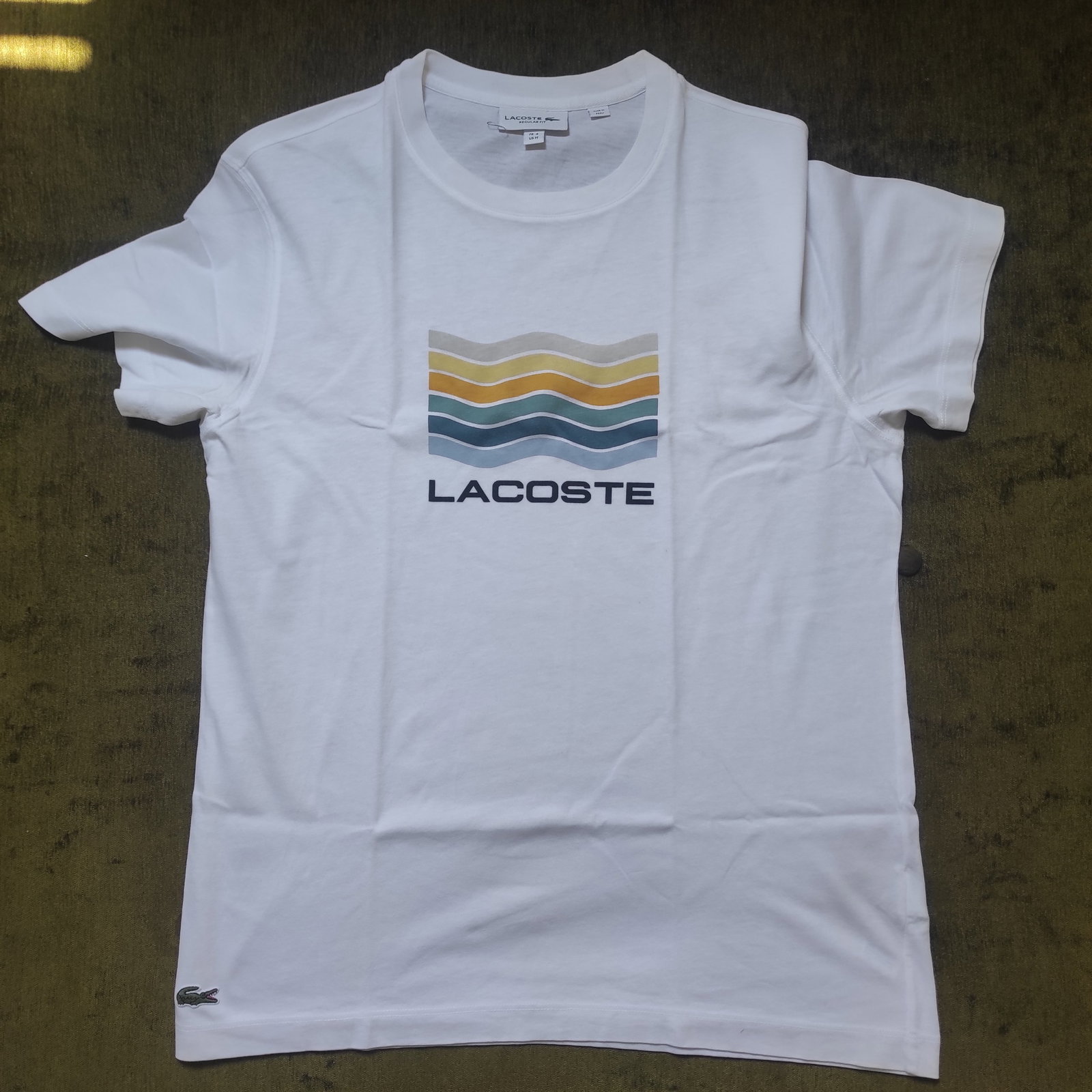 Playera blanca Lacoste con estampado