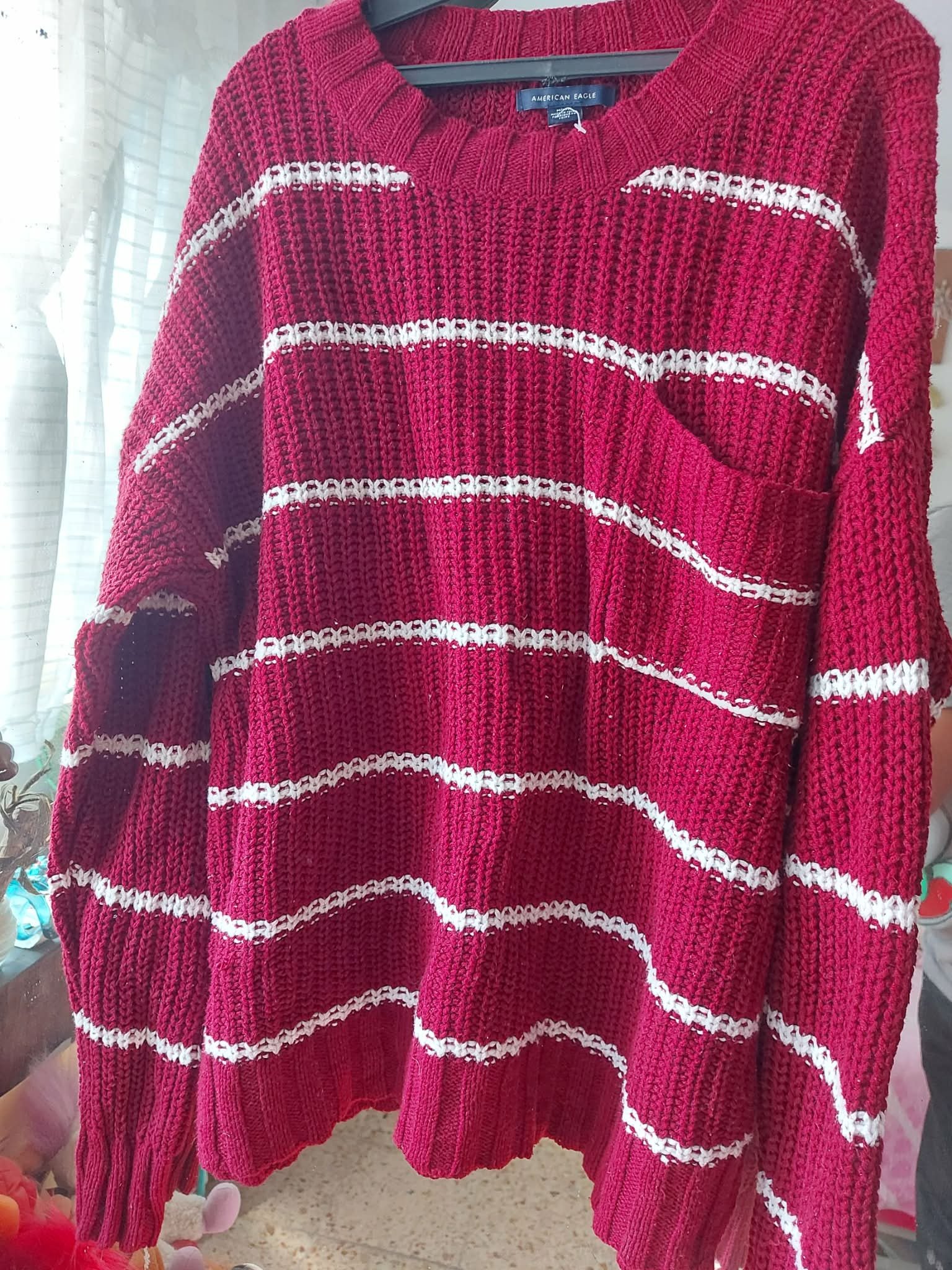 Suéter American Eagle Rojo con Rayas Blancas - Nuevo