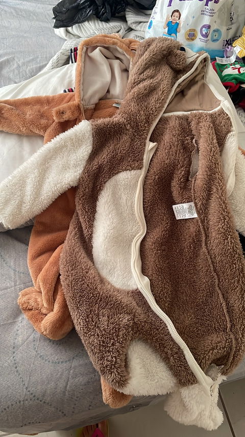 Paca de ropa variada en excelente estado
