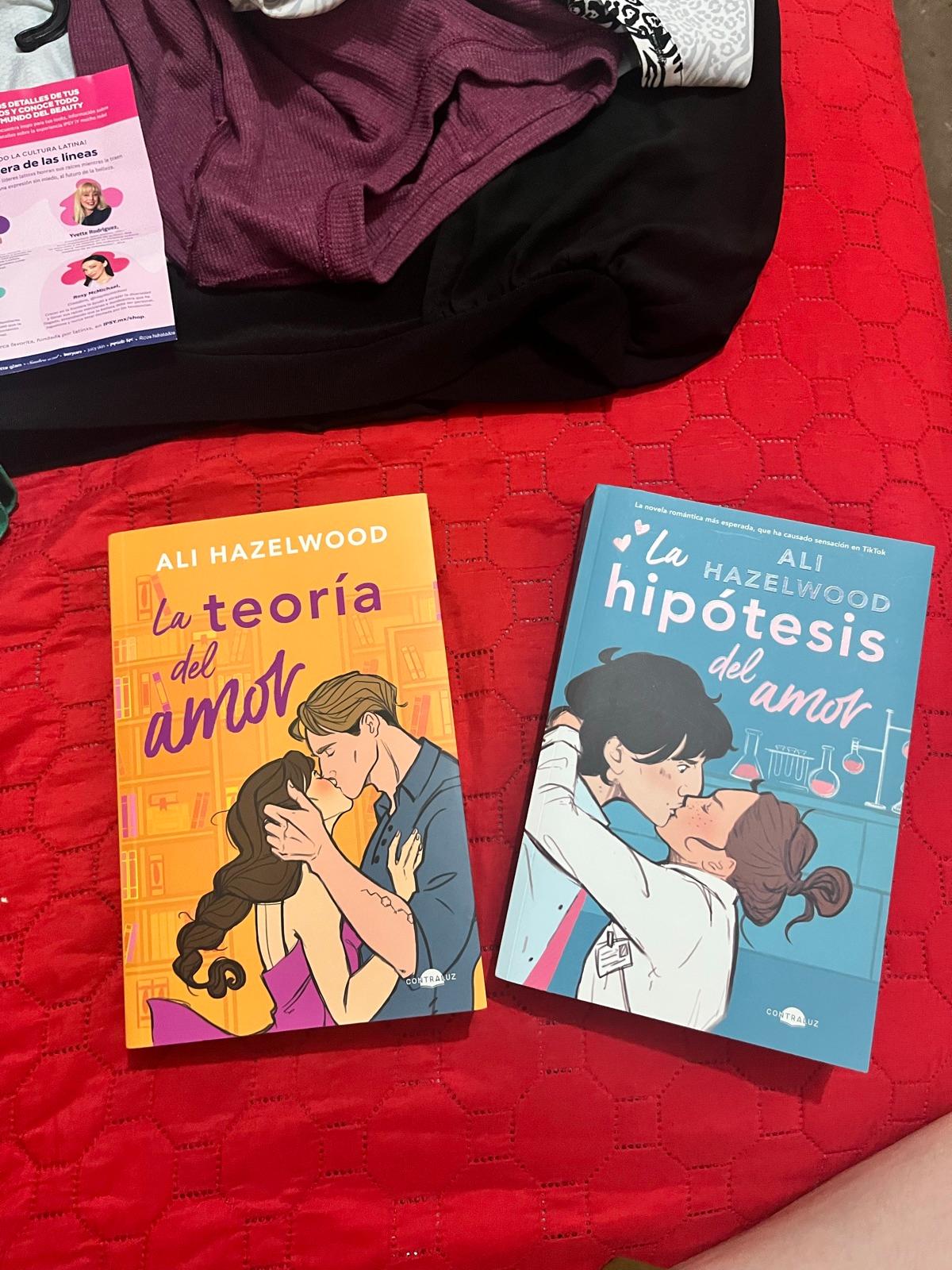 Libros 'La teoría del amor' y 'La hipótesis del amor' de Ali Hazelwood