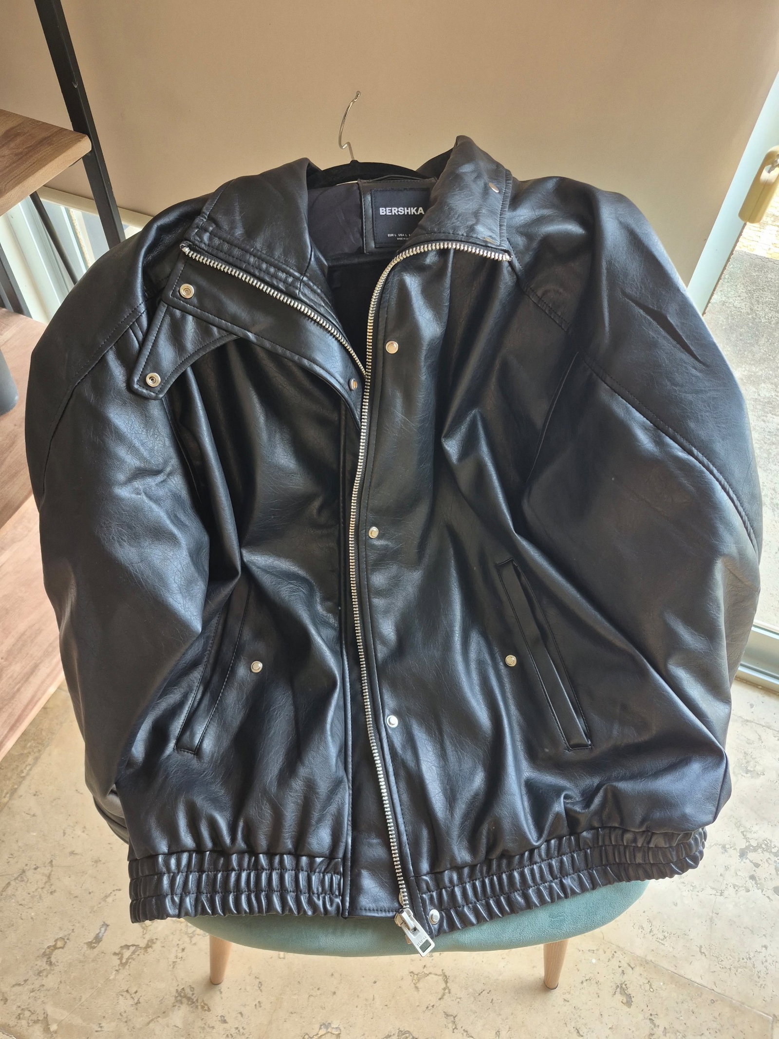 Chamarra negra Bershka