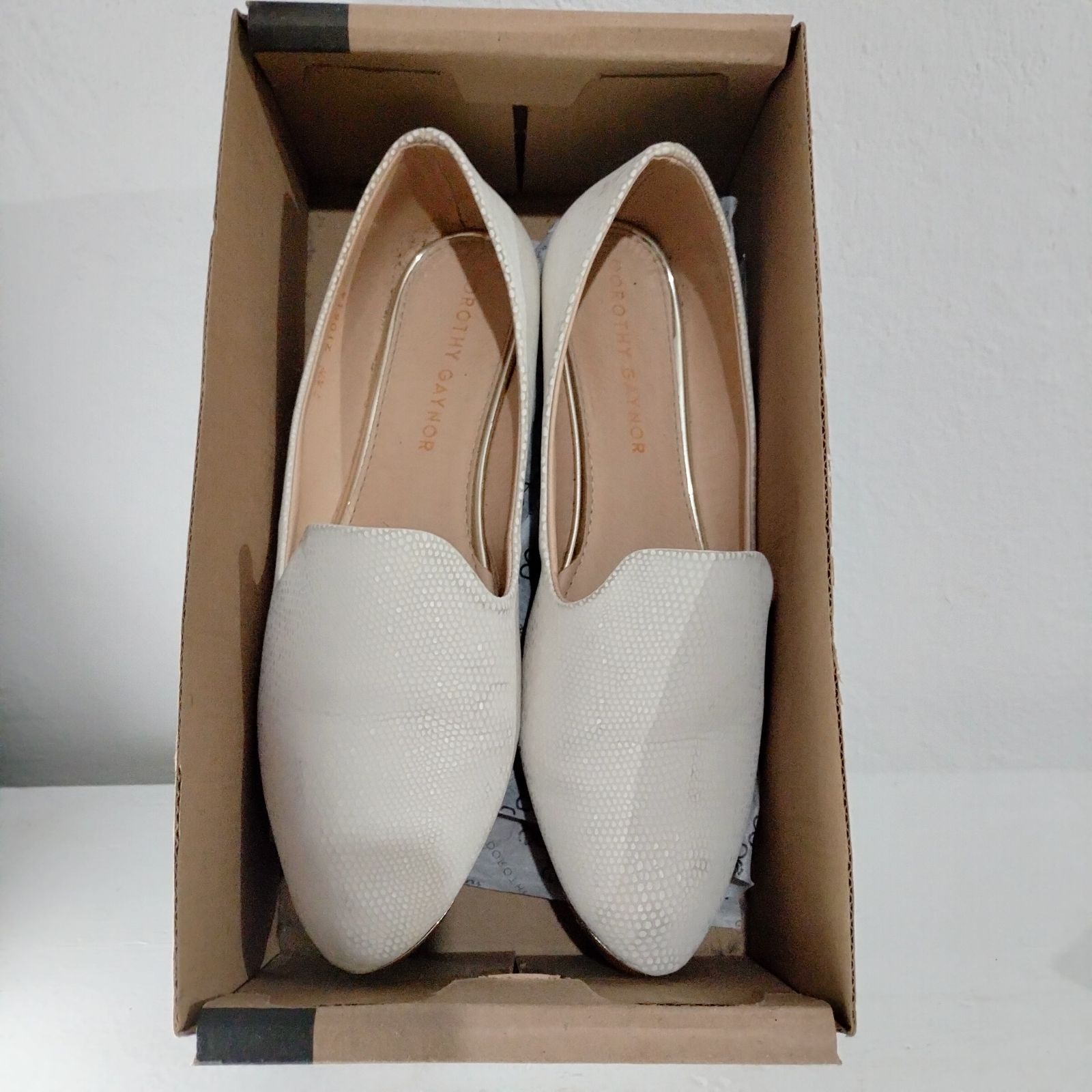 Zapatos Falts crema con punta dorada talla 24.5