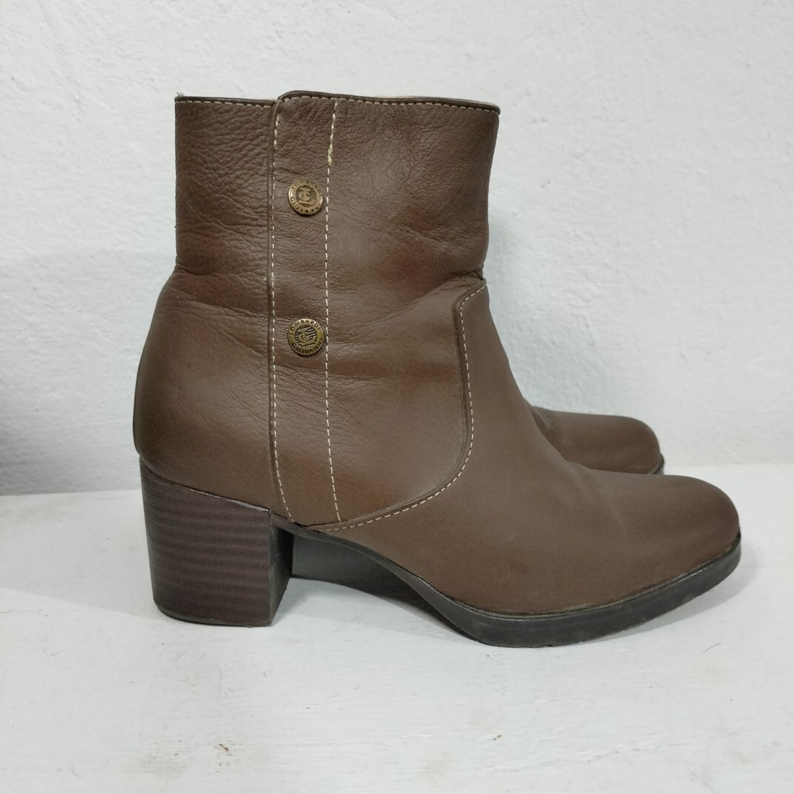 Botines café con tacón y cierre talla 24.5