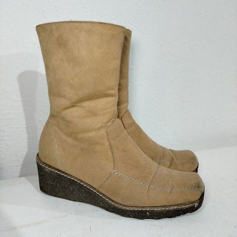 Botas de gamuza camel con tacón bajo