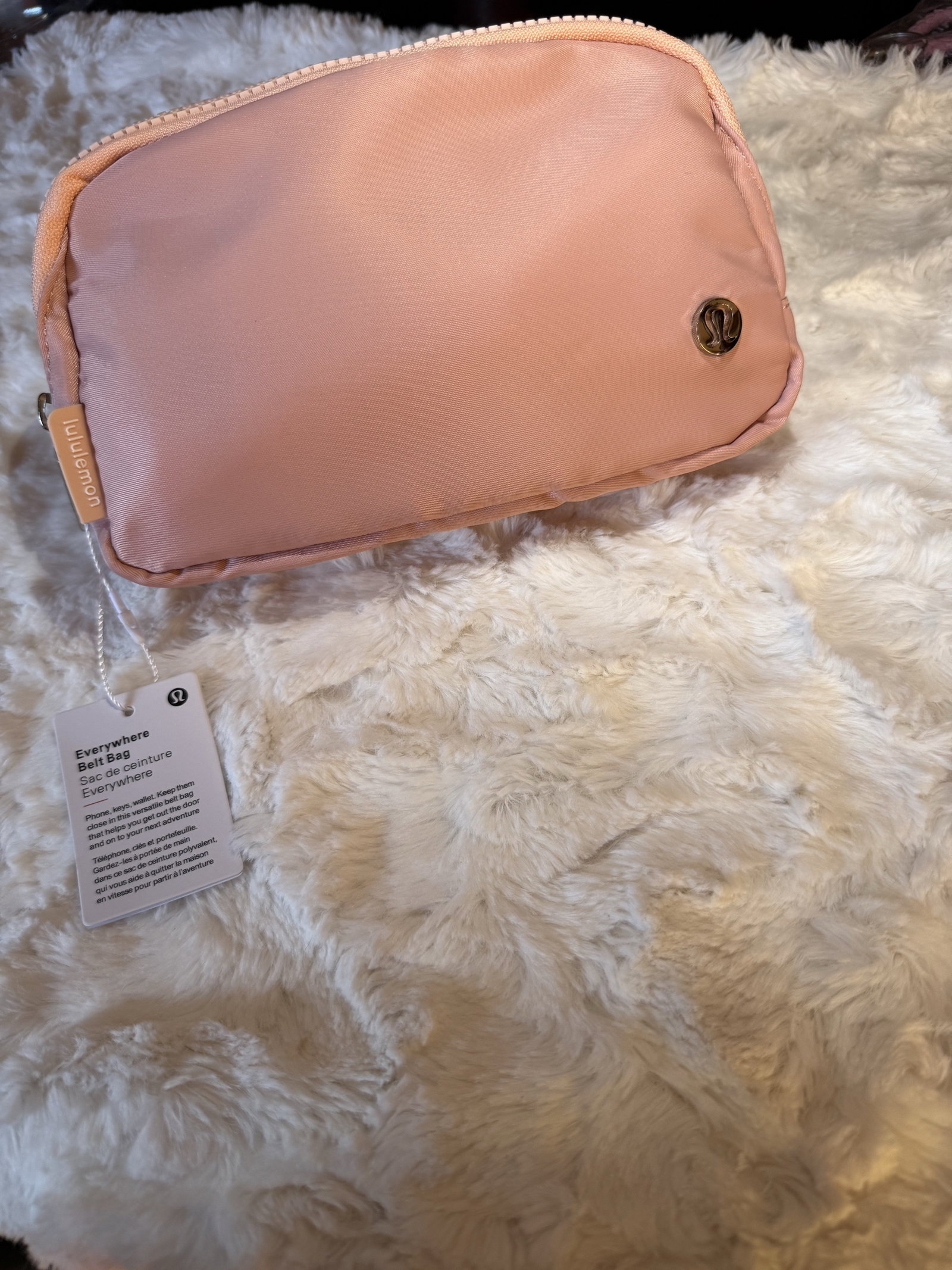 Cangurera Lululemon Everywhere color rosa con etiqueta