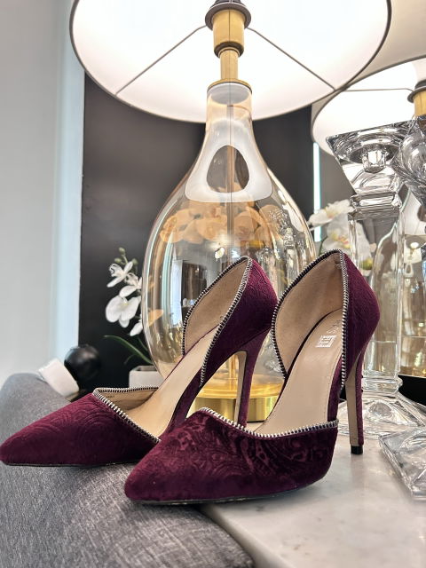Zapatillas tipo aterciopeladas color vino número 25