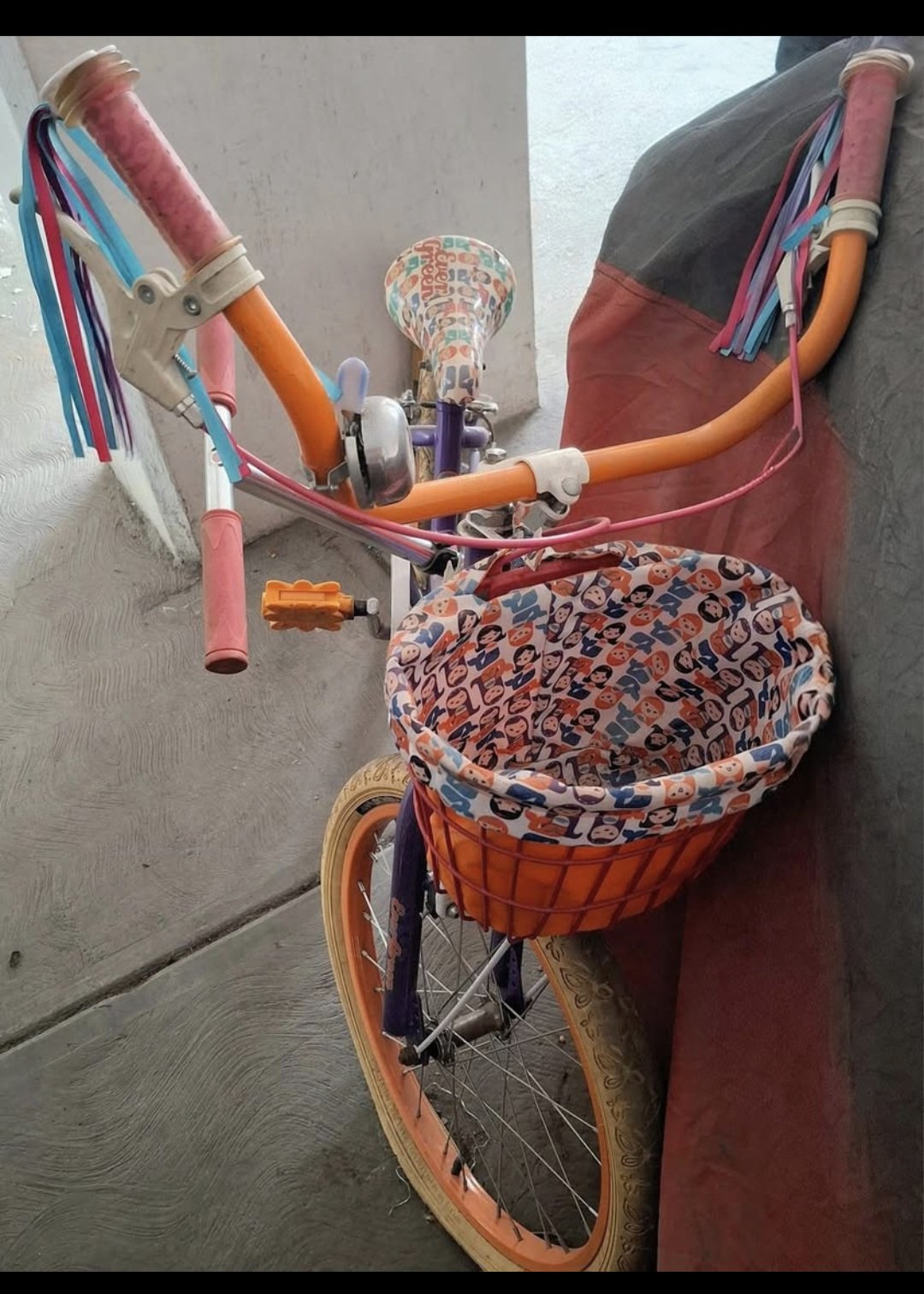 Bicicleta rodada 20 color naranja para niños con canasta