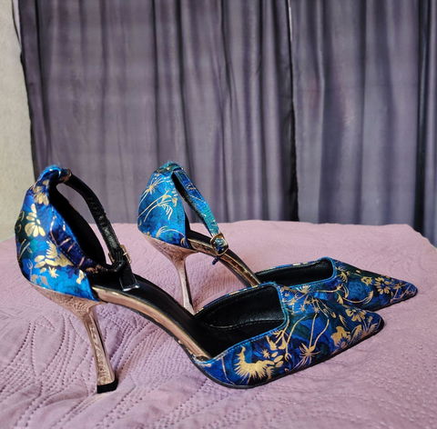 Zapatillas nuevas con tacón de 8cm, talla 25