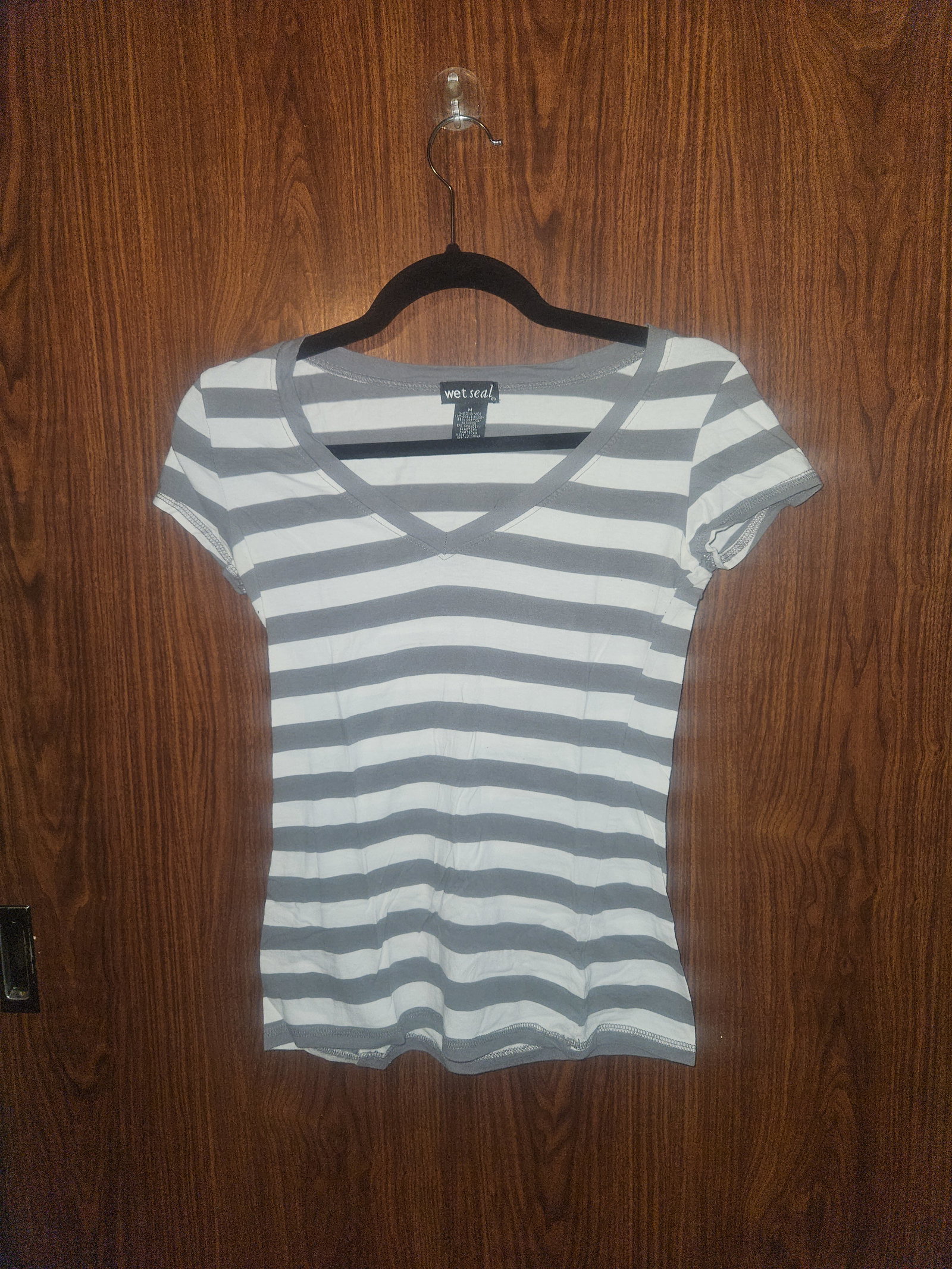 Wet Seal - Playera a rayas blanco y gris