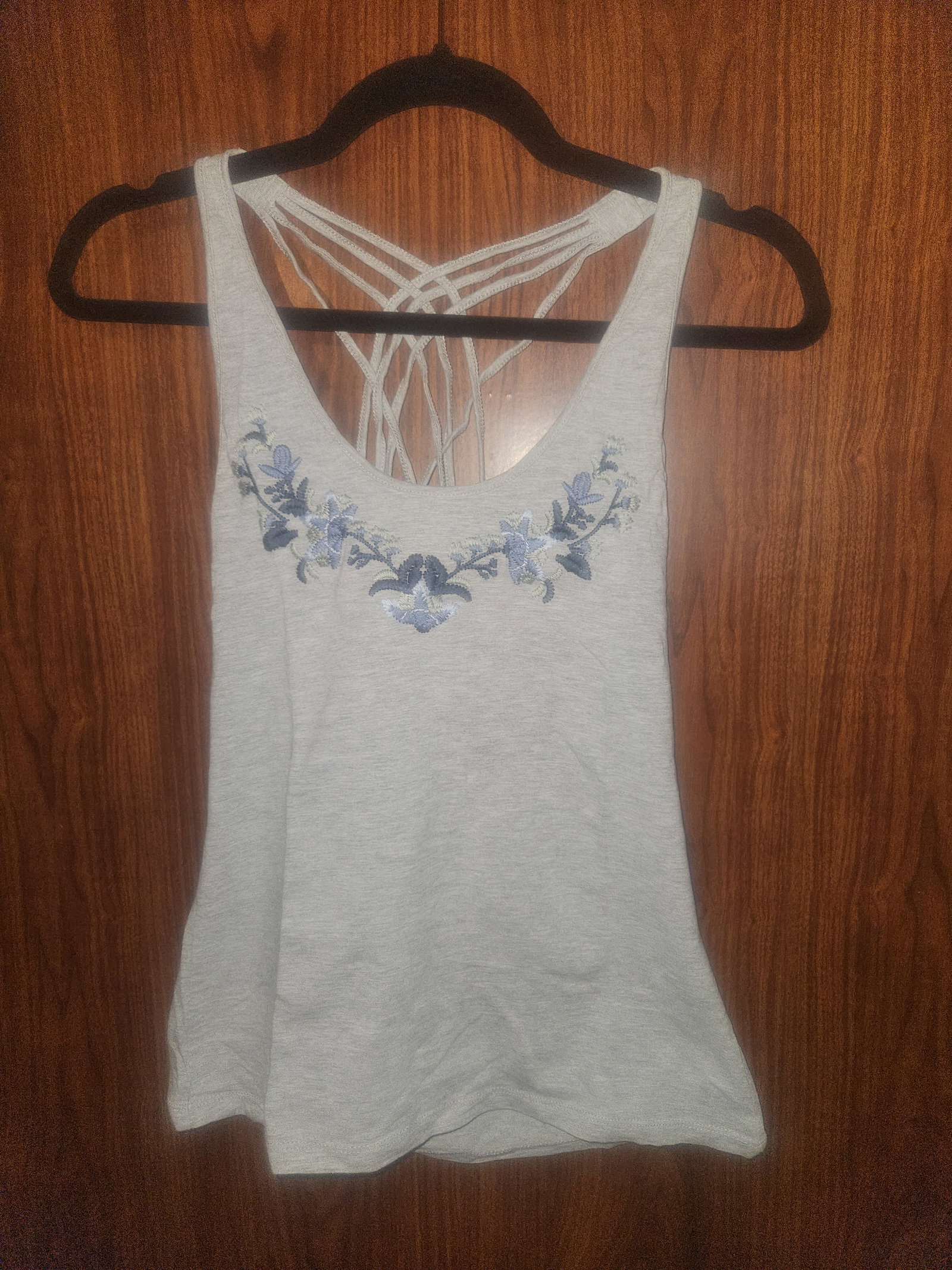 Hollyland - Blusa cruzada gris con bordado