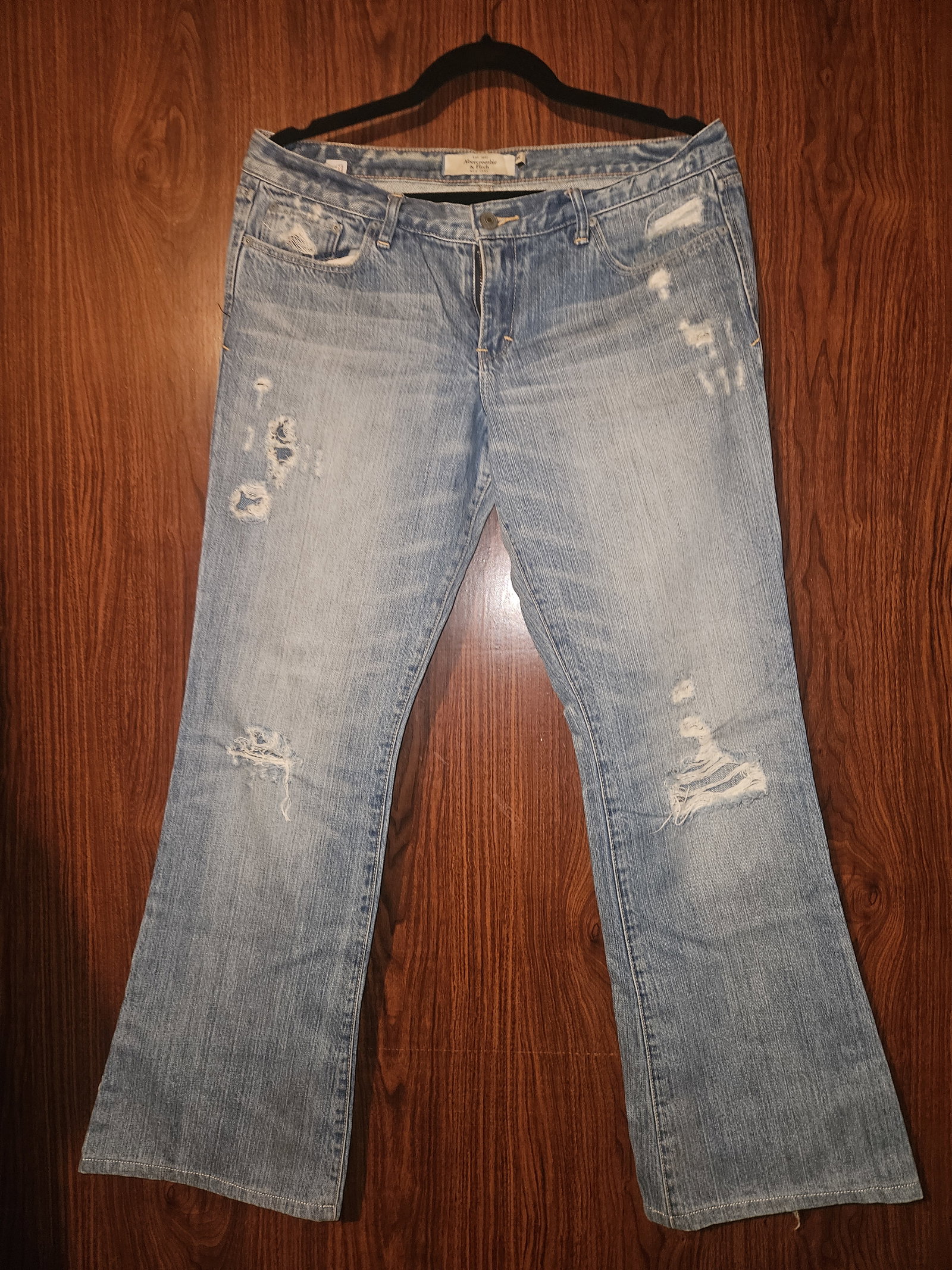 Abercrombie & Fitch - Jeans acampanados a la cadera