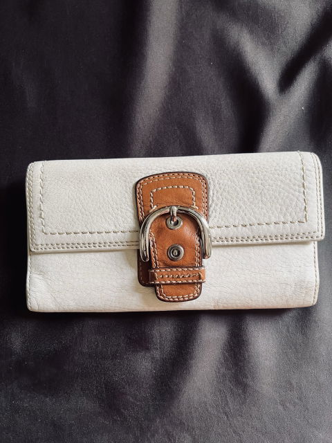 Cartera Coach Soho Buckle Tri-fold en Piel Beige