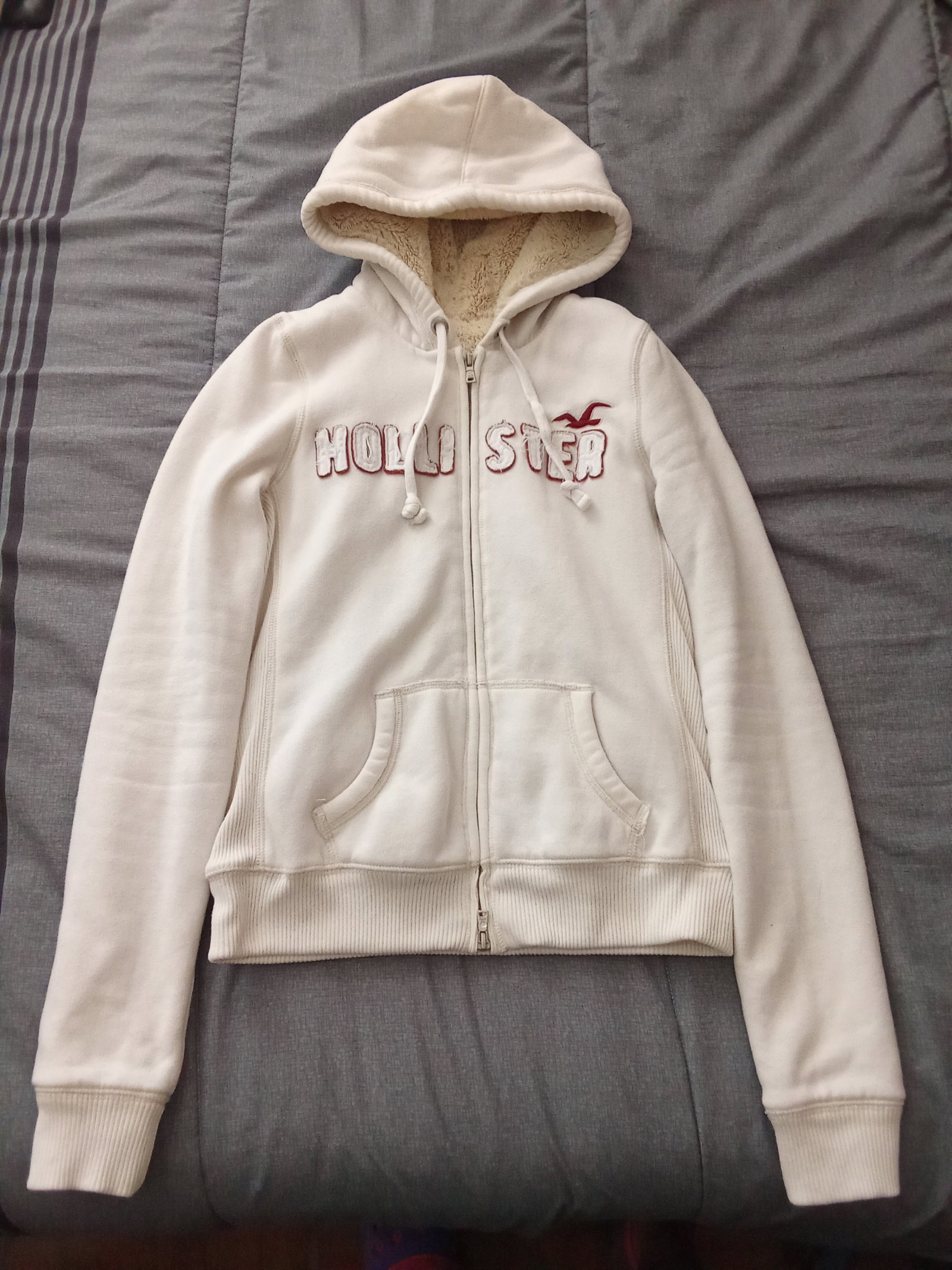 Sudadera "Hollister" blanca con forro de piel sintética 