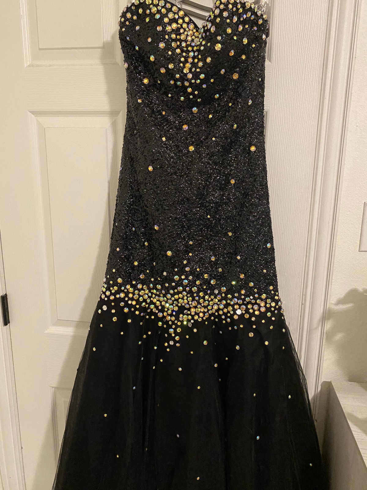 Vestido de noche con detalles brillantes para graduaciones