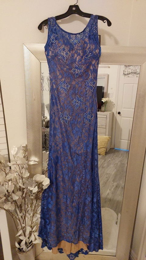Vestido azul rey para evento casual con detalles brillantes