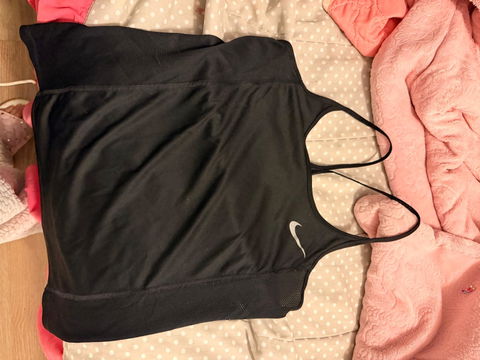 Playera deportiva Nike negra sin mangas talla M
