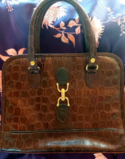Bolso Marrón Textura Cocodrilo con Cierre de Latón Dorado