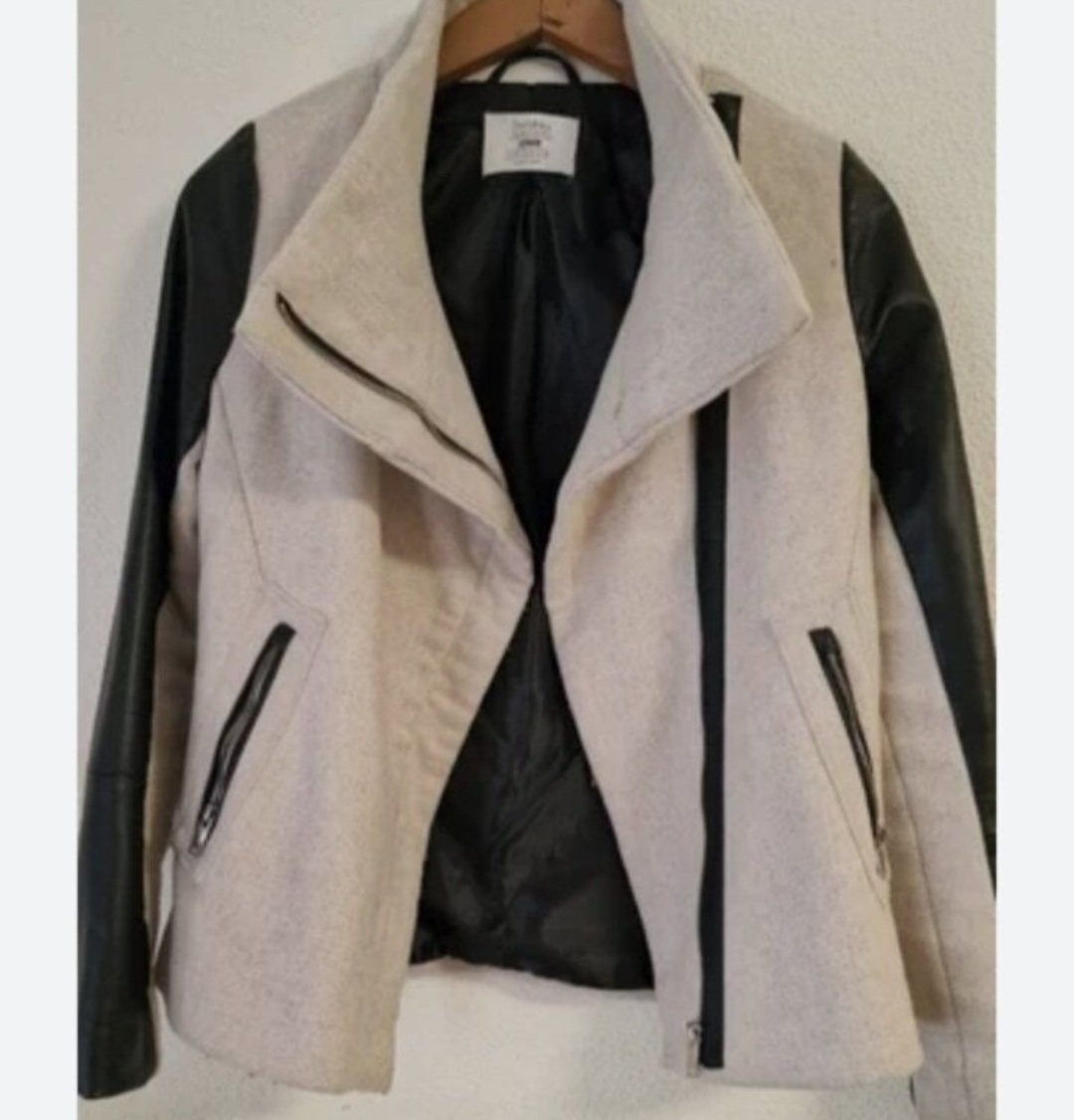 Chaqueta Bershka Estilo Motero Beige y Negro - Buen Estado
