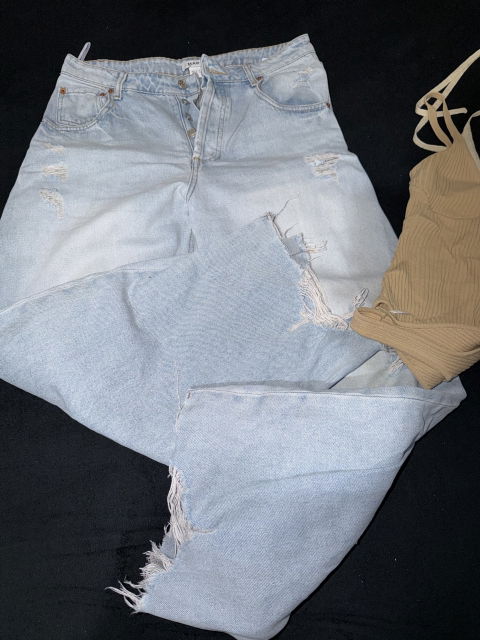 Jeans MAP tipo baggy con desgarro