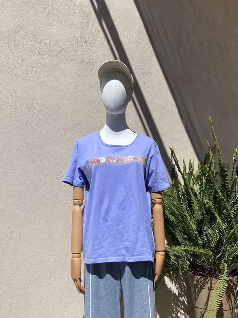Camiseta azul lila con print de conchas marinas