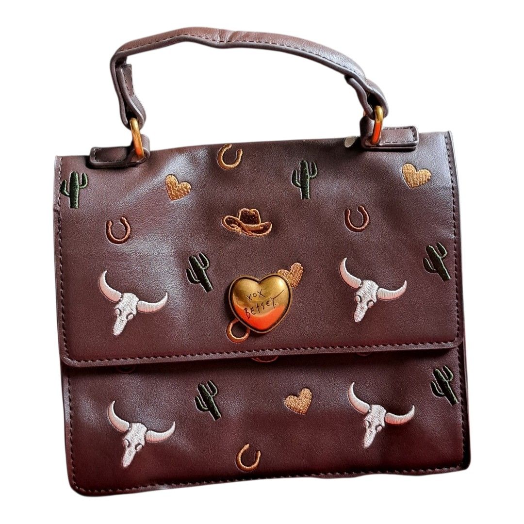 Bolso Betsey Johnson con bordados vaqueros