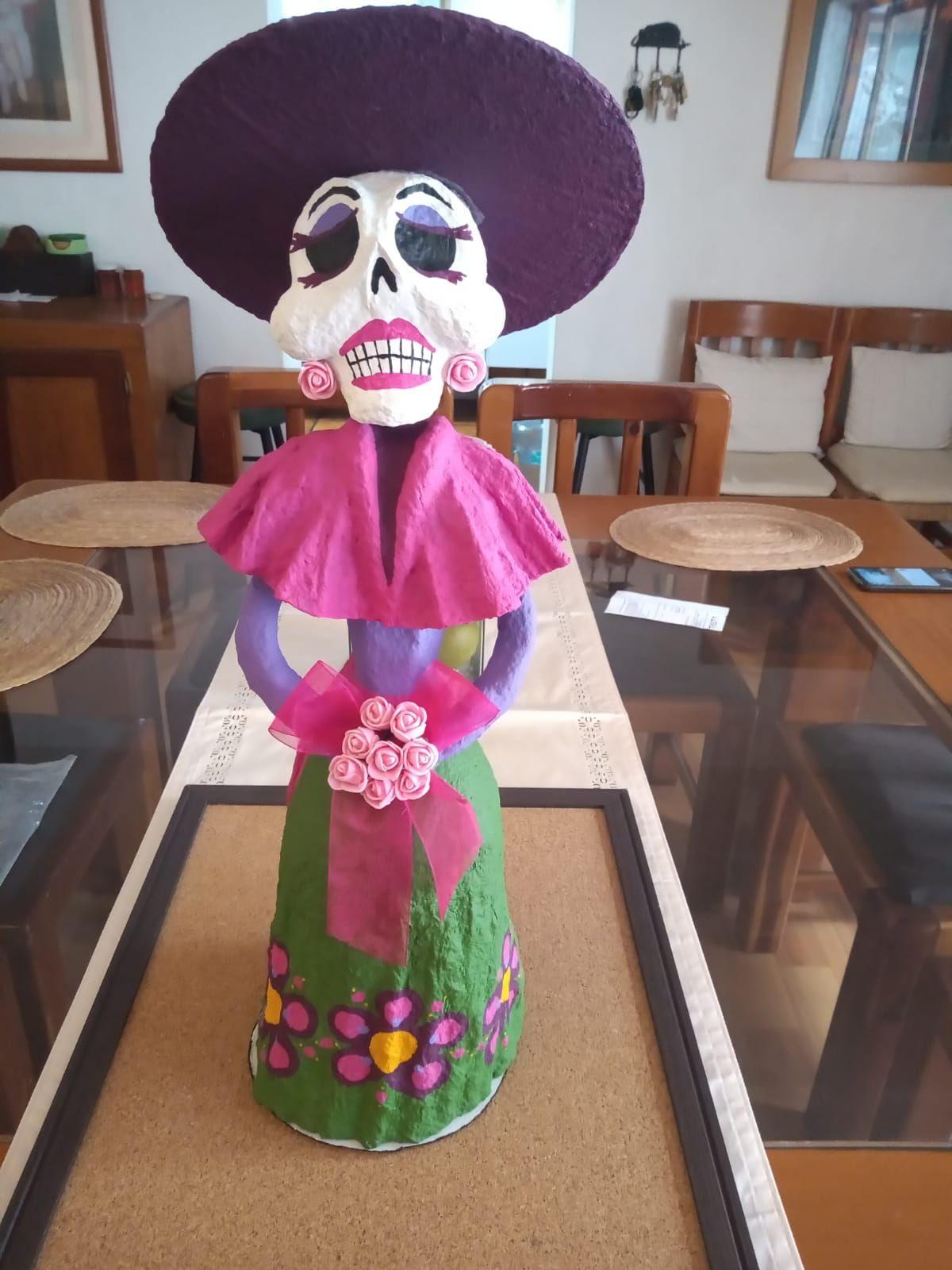 Figura decorativa de Catrina de papel maché