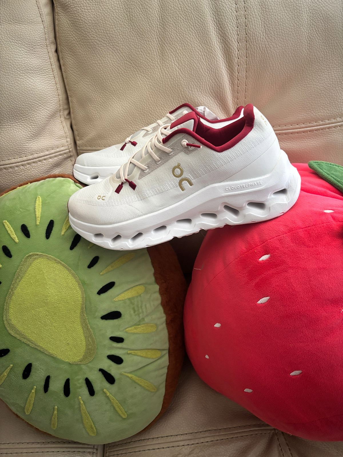 Tenis OnCloud para Running Blancos con Rojo - Talla 25 cm (Nuevo)