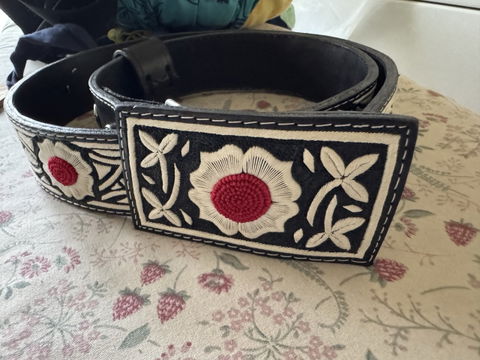 Cinto vaquero piteado con diseño de flores