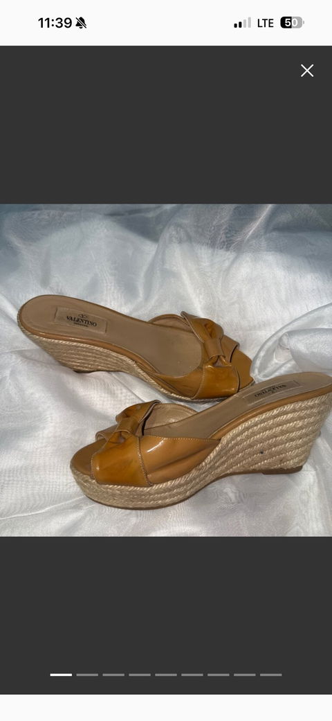 Sandalias de tacón Valentino Garavani color mostaza