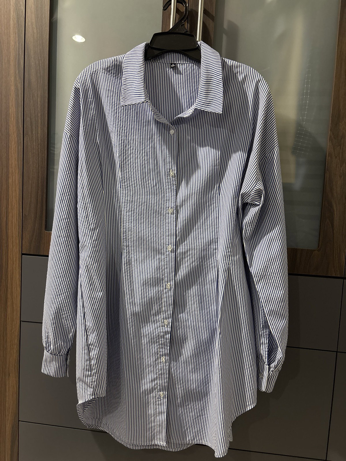 Vestido tipo blusa azul claro a rayas con ajuste en la cintura