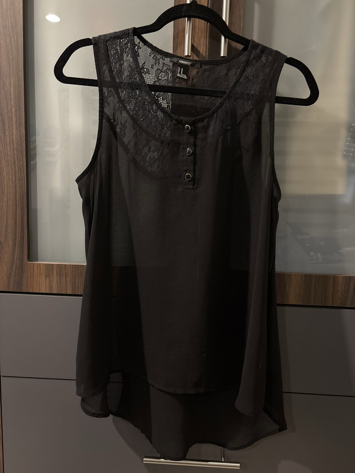 Balsa negra transparente con encaje en el cuello