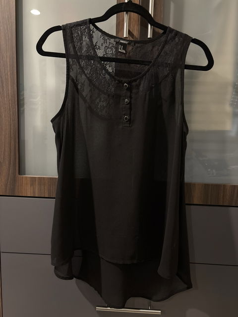 Balsa negra transparente con encaje en el cuello