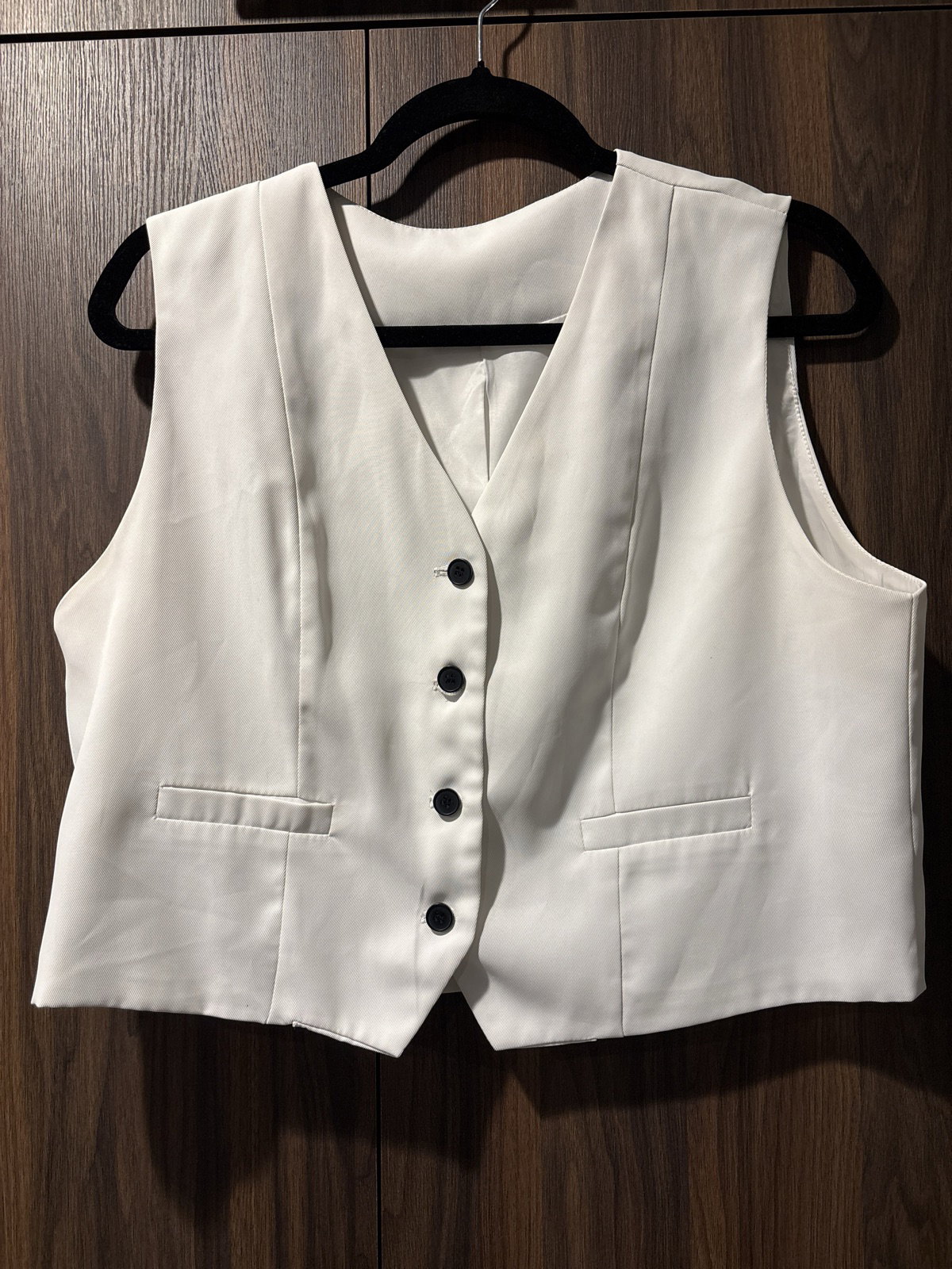 Chaleco blanco con botones negros sin marca