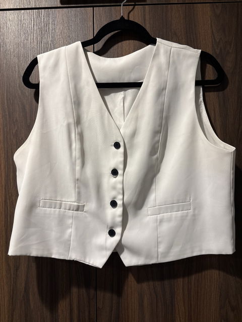 Chaleco blanco con botones negros sin marca