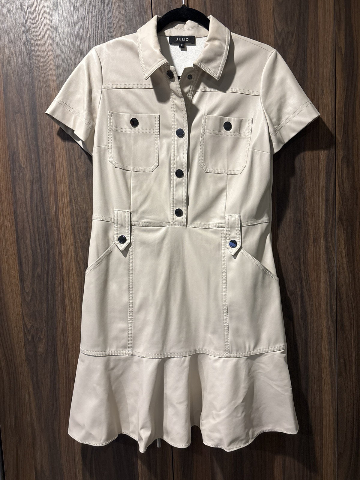 Vestido de vinipiel beige con cinturón talla 8 marca Julio