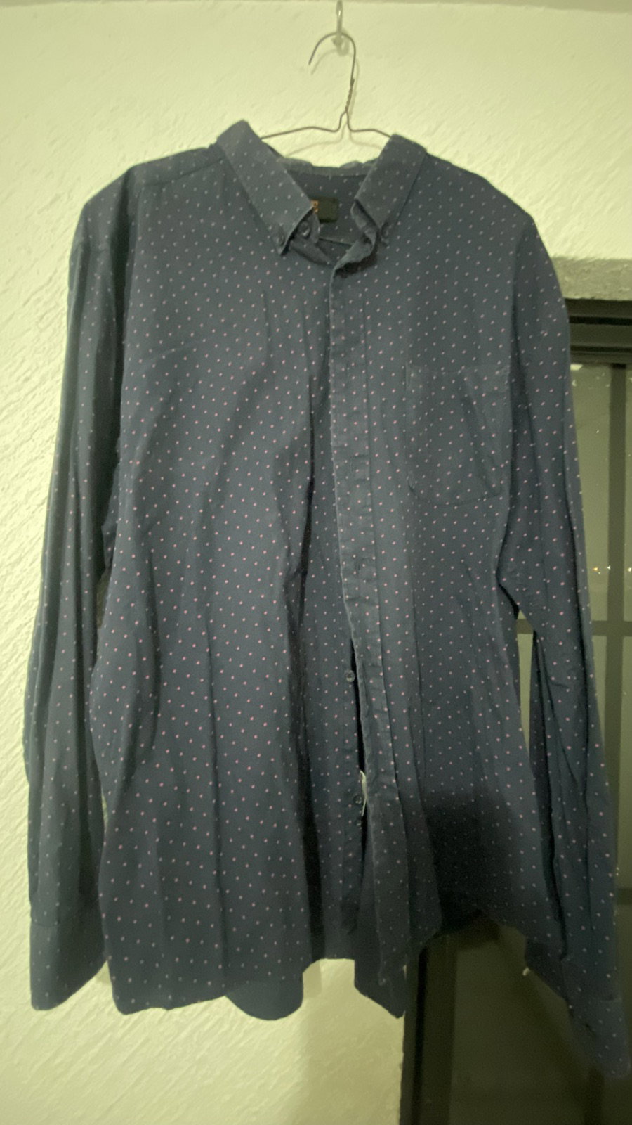 Camisa VIBE azul marino con puntos rosas, talla XL