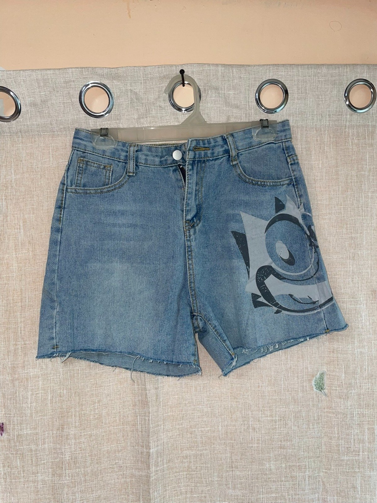 Short de mezclilla con estampado 