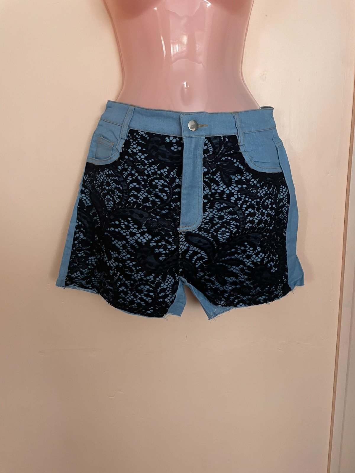 Short de mezclilla con encaje 