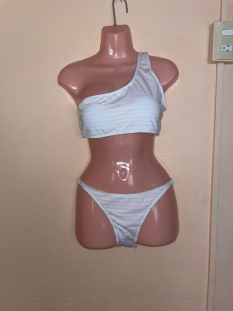 Traje de Baño de Dos Piezas SHEIN - Talla Mediana - Color Blanco