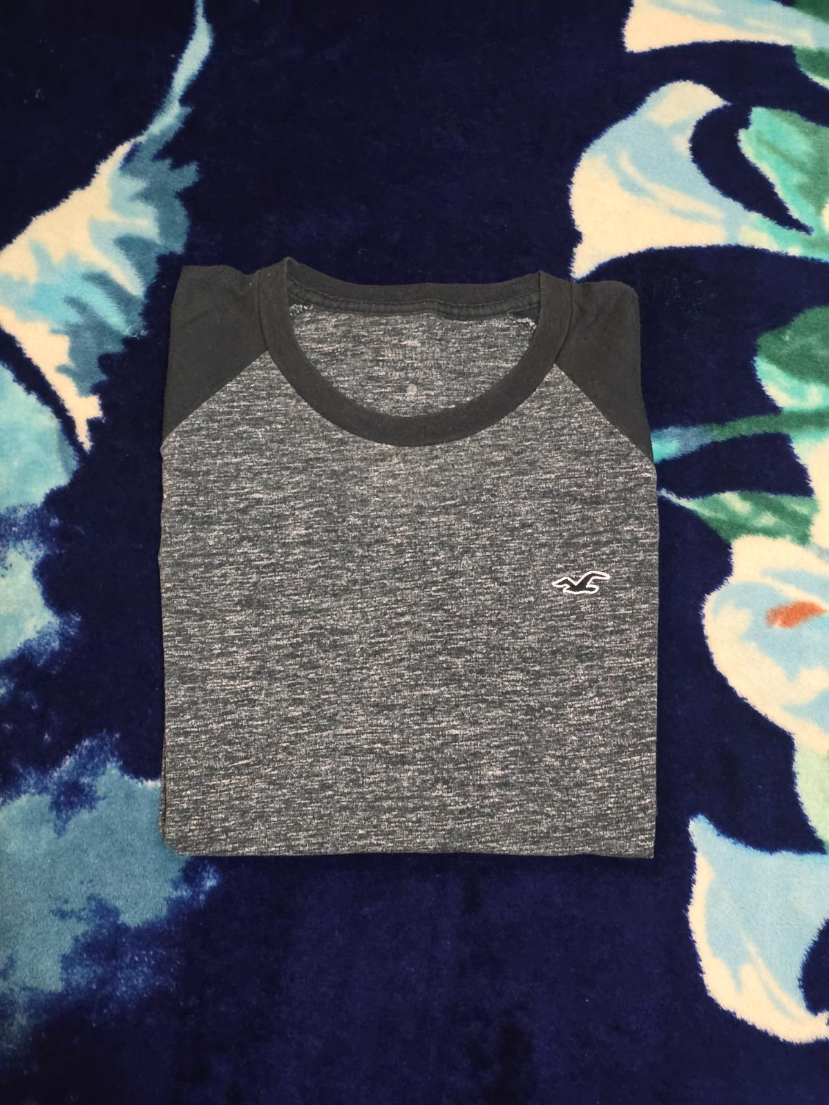 Playera Raglan Hollister Negro con Gris