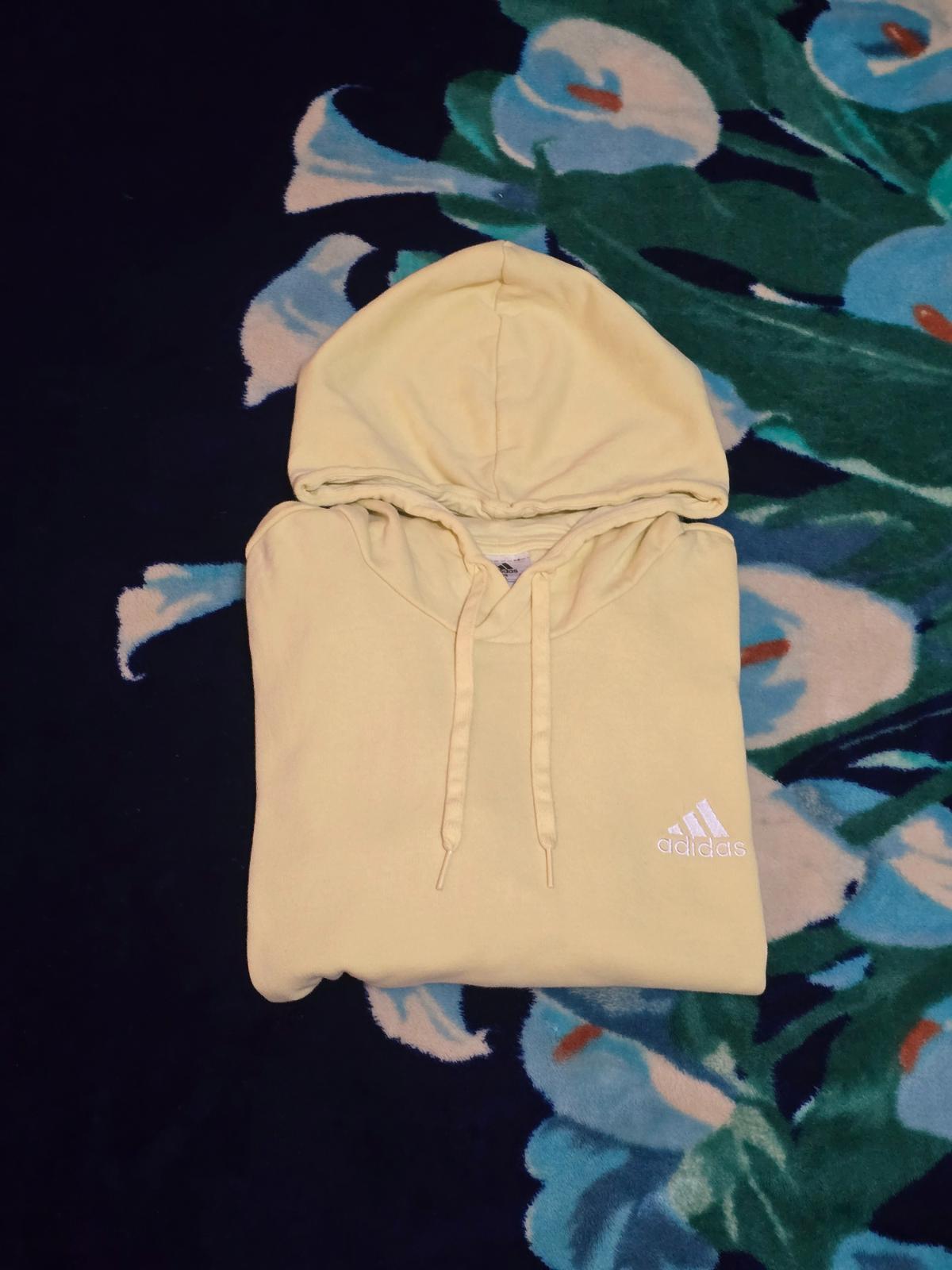 Hoodie Adidas Essentials Color Amarillo Pastel