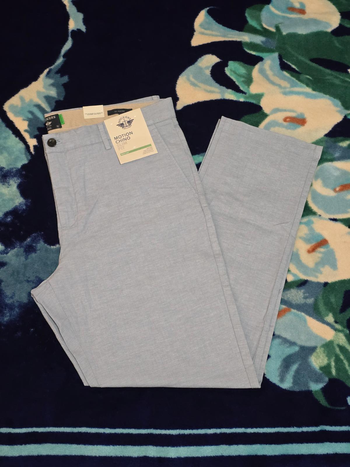 Pantalón Dockers Motion Chino Tela Transpirable