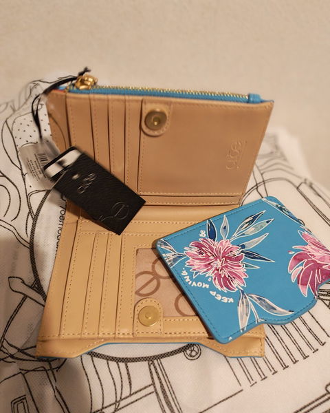 Cartera Cloe nueva con tarjetero extra y diseño colorido