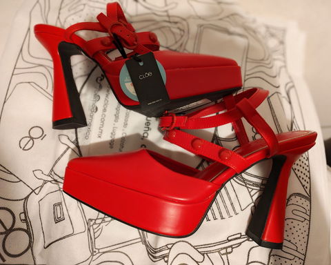Zapatillas rojas Cloe, nuevas, talla 5. 5