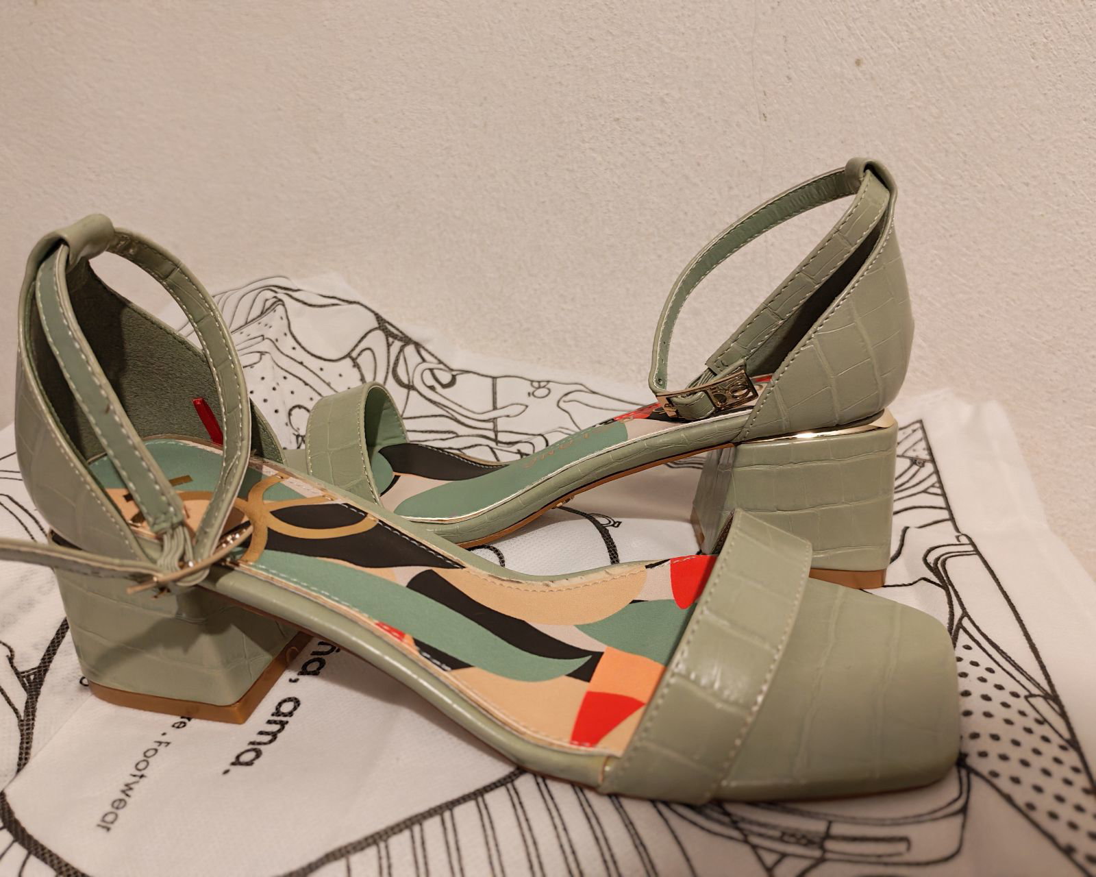Sandalias Cloe verdes con tacón cómodo, nuevas