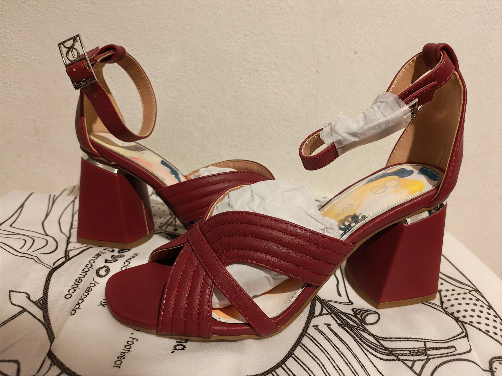 Sandalias Cloe 24.5 color vino con correas