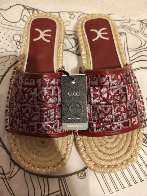 Sandalias de piso Cloe color vino completamente nuevas